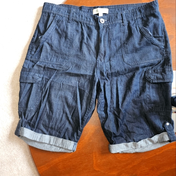 Cargo style shorts - Picture 2 of 3